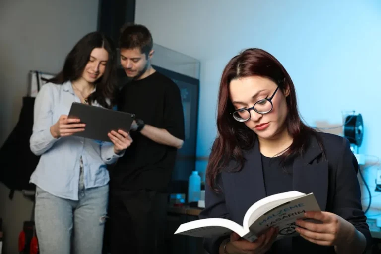 uitly: What book lovers and geek culture fans Should Know Before Covering It